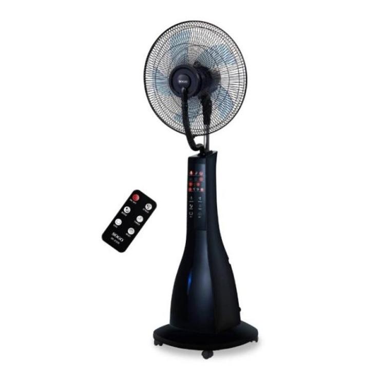 Stoječi ventilator z meglico SOGO s priloženim daljinskim upravljalnikom, črna izvedba na belem ozadju.