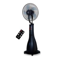 Stoječi ventilator z meglico SOGO s priloženim daljinskim upravljalnikom, črna izvedba na belem ozadju.
