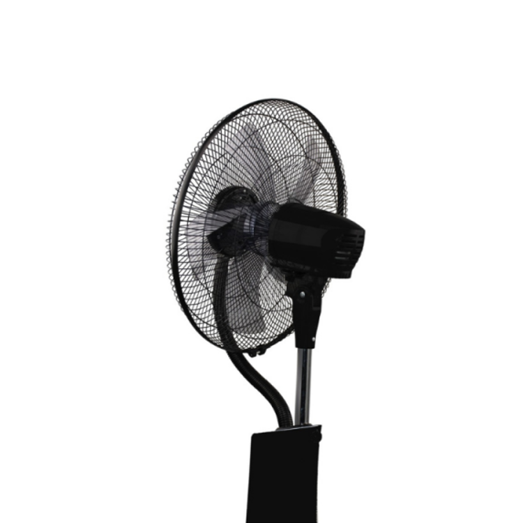 Stoječi ventilator z meglico v črni barvi z zaščitno mrežo in nastavljivo višino, na belem ozadju.