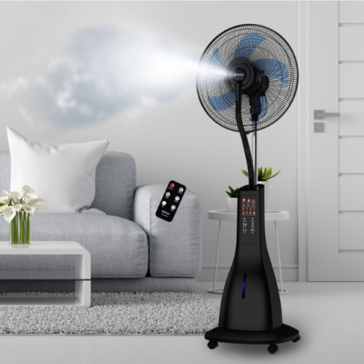 Ventilator z meglico SOGO v uporabi v dnevni sobi, hlajenje zraka z meglico ob sedežni garnituri.
