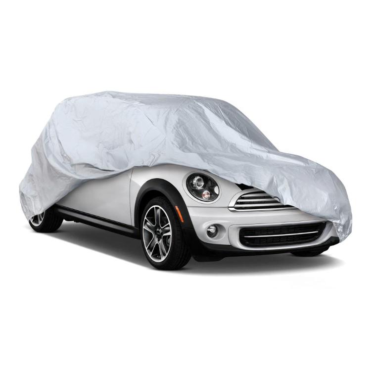 Srebrna zaščitna prevleka Sumex Car Cover nameščena na osebnem avtomobilu za zaščito pred vremenskimi vplivi.