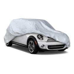 Srebrna zaščitna prevleka Sumex Car Cover nameščena na osebnem avtomobilu za zaščito pred vremenskimi vplivi.