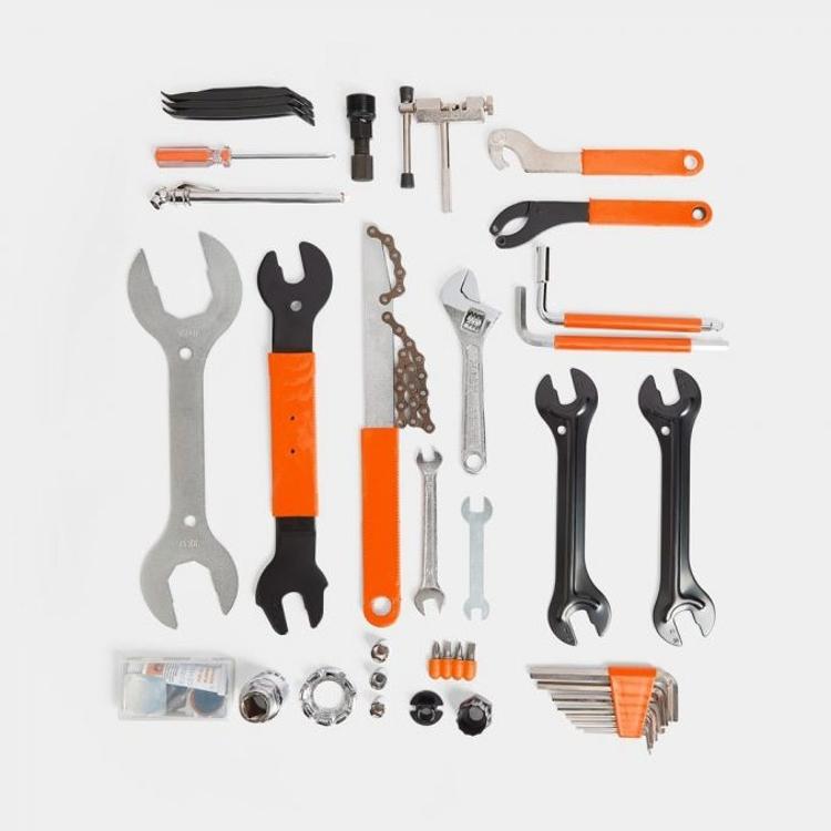 Vsebina VonHaus kompleta orodja, razporejeno ročno orodje in nastavki na belem ozadju.