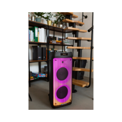 Zvočnik Blaupunkt z LED osvetlitvijo postavljen ob stopnišče v prostoru