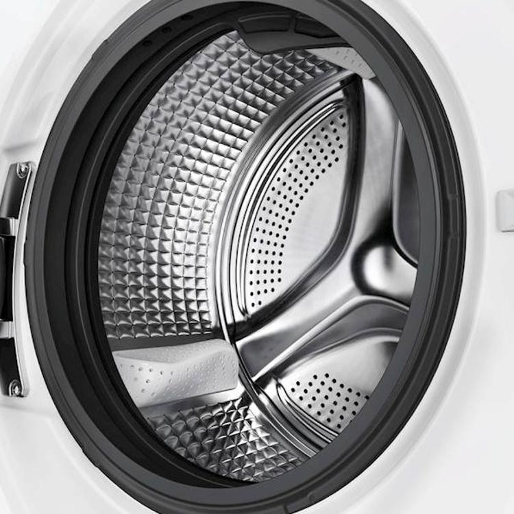 Boben pralnega stroja Haier s posebno blazinasto strukturo Drum Pillow nežno obdaja tkanine, zmanjšuje obrabo perila in zagotavlja učinkovito ter skrbno pranje vseh vrst oblačil.