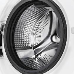 Boben pralnega stroja Haier s posebno blazinasto strukturo Drum Pillow nežno obdaja tkanine, zmanjšuje obrabo perila in zagotavlja učinkovito ter skrbno pranje vseh vrst oblačil.