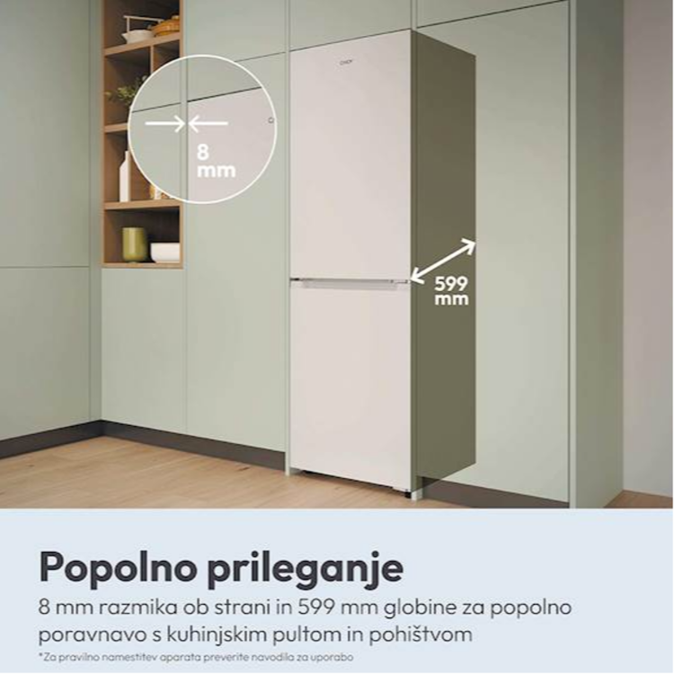 Hladilnik z zamrzovalnikom Candy v beli barvi, prikazan v kuhinjski niši s 599 mm globine za poravnano in elegantno vgradnjo ob pohištvo.