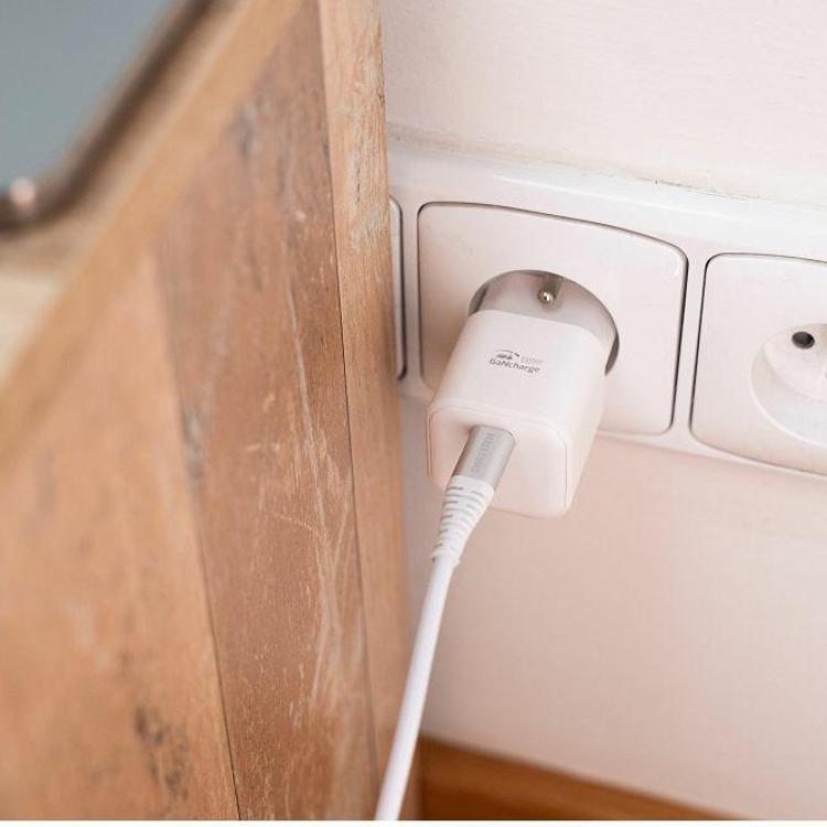 Hitri stenski polnilnik Swissten GaN 35 W z USB‑C priključkom in podporo Power Delivery omogoča učinkovito polnjenje pametnih telefonov, tablic, prenosnikov in drugih sodobnih naprav.