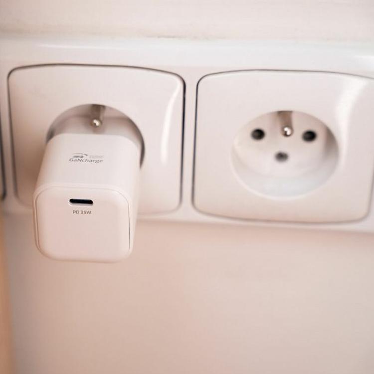 Hitri stenski polnilnik Swissten GaN 35 W z USB‑C priključkom in podporo Power Delivery omogoča učinkovito polnjenje pametnih telefonov, tablic, prenosnikov in drugih sodobnih naprav.