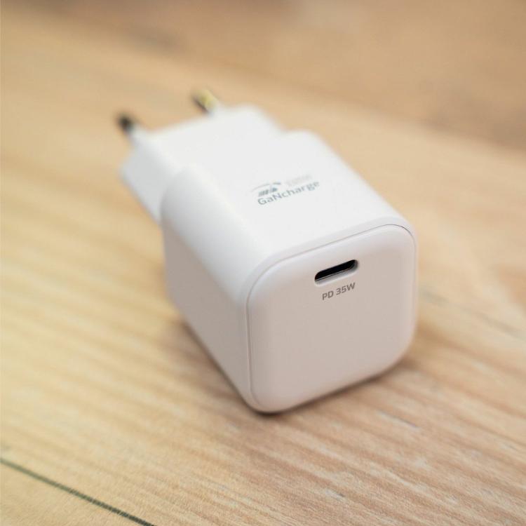 Kompaktni polnilnik Swissten GaN 35 W v elegantni beli izvedbi z večstopenjsko zaščito, podporo hitremu polnjenju Power Delivery in močjo do 35 W zagotavlja varno, hitro in zanesljivo napajanje doma, v pisarni ali na potovanjih.