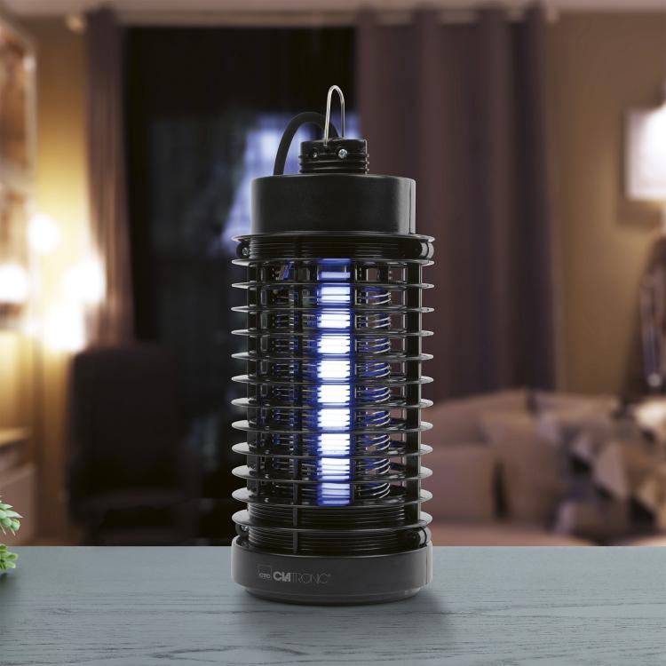 Clatronic UV uničevalec insektov postavljen v notranjem prostoru z aktivno svetlobo za privabljanje insektov