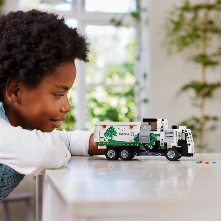Lego Technic Mack LR Electric smetarsko vozilo - 42167
