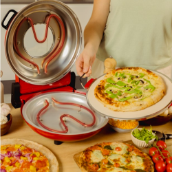 Cecotec Fun Pizza&Co. aparat za peko pice v rdeči barvi, prikazan odprt z grelnimi elementi in kamnito ploščo za peko.