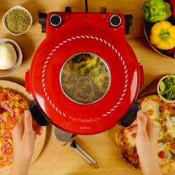 Cecotec Fun Pizza&Co. aparat za peko pice v rdeči barvi, prikazan od zgoraj s steklenim okencem in regulatorjema temperature.