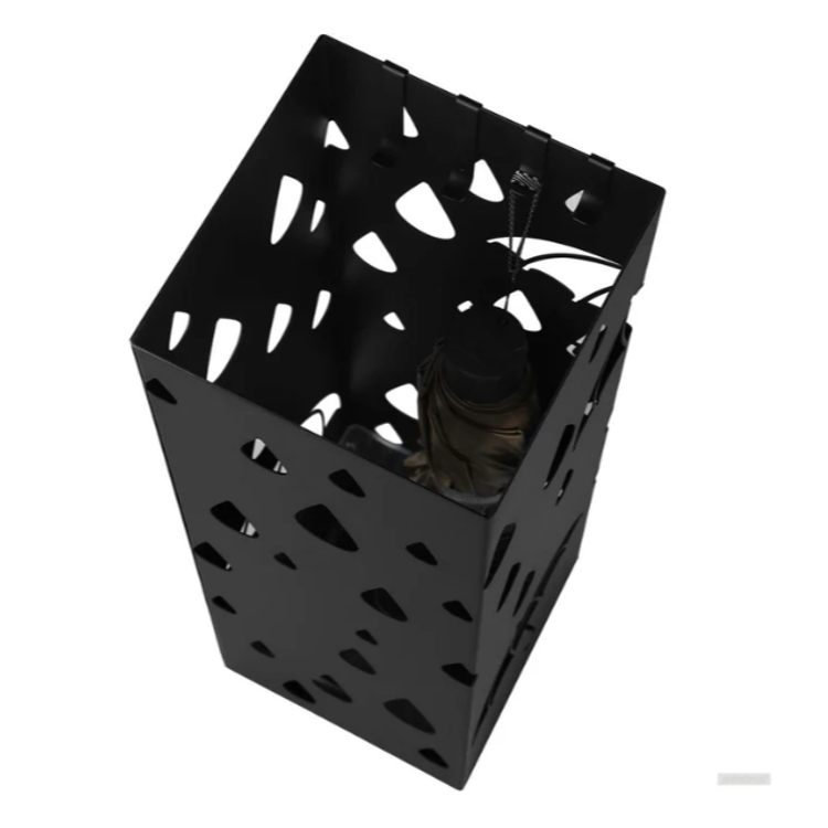 Pogled od zgoraj v črno kovinsko stojalo za dežnike z zračnimi izrezi.