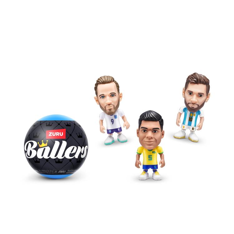 ZURU Ballers žoga s tremi zbirateljskimi figuricami nogometašev v različnih reprezentančnih dresih.