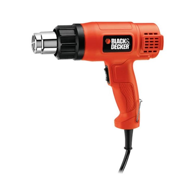 Black+Decker fen za vroč zrak, sprednji pogled na belem ozadju z ergonomskim ročajem in šobo.