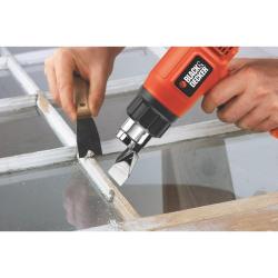 Fen za vroč zrak Black+Decker v uporabi pri odstranjevanju barve s površine, natančno segrevanje materiala.
