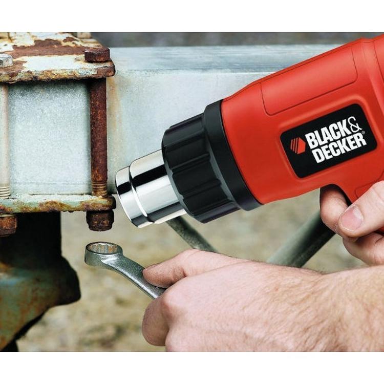 Fen za vroč zrak Black+Decker v uporabi za rahljanje zarjavelega vijaka z vročim zrakom.