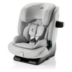 Bočni pogled na Britax Römer Advansafix Pro Lux i‑Size avtosedež z nastavljivim naslonom in zaščito bočnega trka.