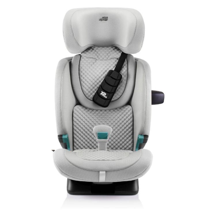 Britax Römer Advansafix Pro Lux i‑Size avtosedež brez notranjega pasu, nastavljen za večjega otroka, sprednji pogled.