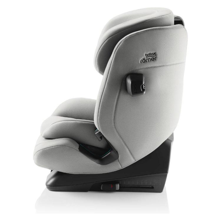 Stranski profil Britax Römer Advansafix Pro Lux i‑Size avtosedeža z oporo za glavo in robustnim podnožjem.