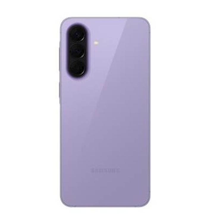 Zadnja stran Samsung Galaxy v lila barvi s tremi kamerami in LED‑bliskavico.