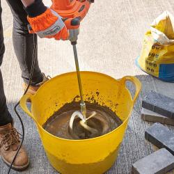 Električni mešalnik za barve, malto, lepila in druge gradbene mase omogoča hitro ter enakomerno mešanje različnih materialov.