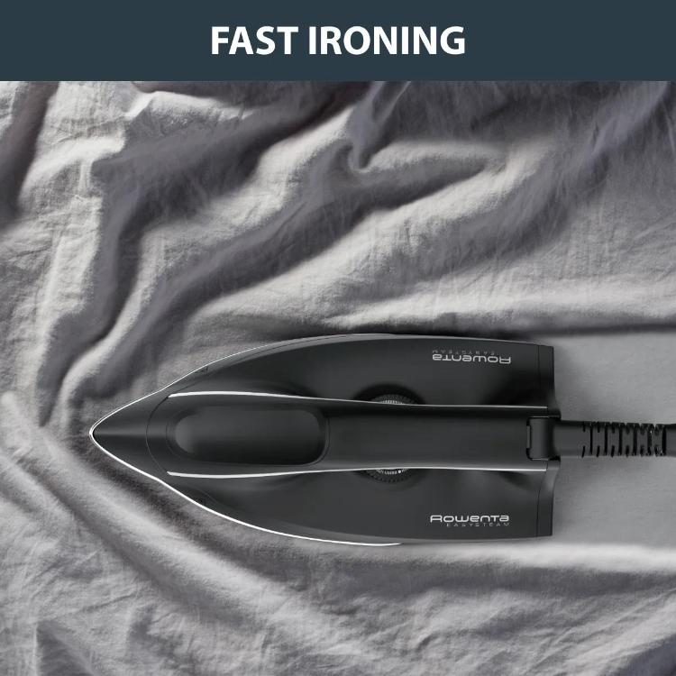 Rowenta EasySteam parna postaja v uporabi pri likanju zmečkane tkanine, prikaz hitrega glajenja gub z močnim izpustom pare in natančno konico likalnika