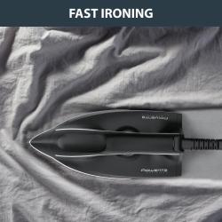Rowenta EasySteam parna postaja v uporabi pri likanju zmečkane tkanine, prikaz hitrega glajenja gub z močnim izpustom pare in natančno konico likalnika