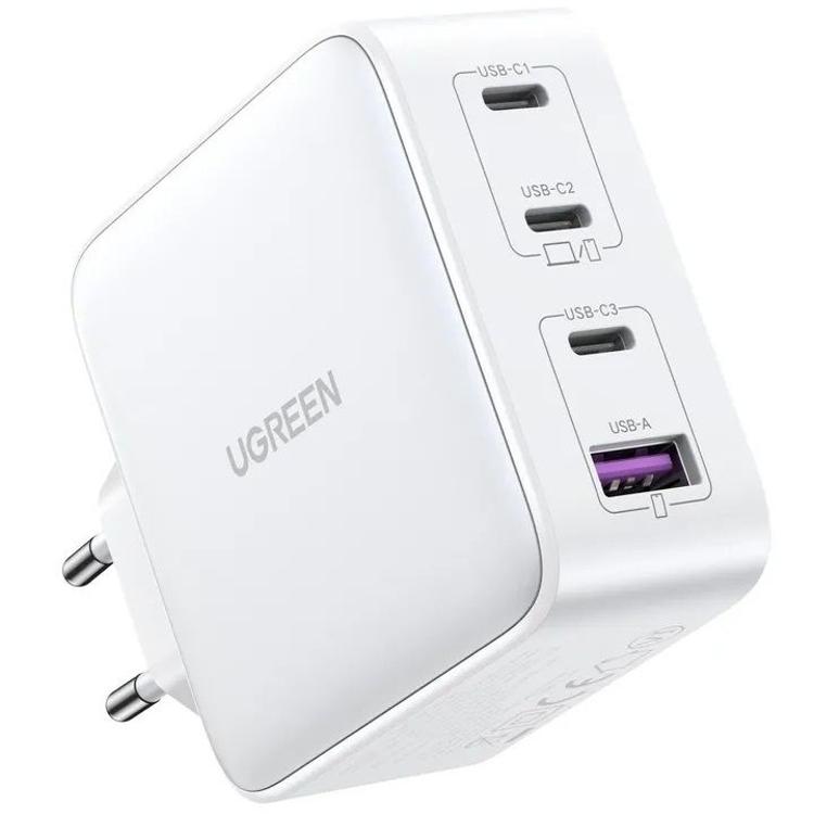 Polnilnik UGREEN s tremi USB-C in enim USB-A priključkom za vsestransko uporabo.