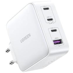 Polnilnik UGREEN s tremi USB-C in enim USB-A priključkom za vsestransko uporabo.