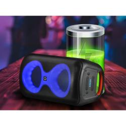 Prenosni zvočnik Manta z modro LED osvetlitvijo, položen vodoravno z vidnim ročajem in prikazom baterije.