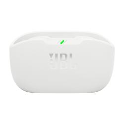 Zaprt bel polnilni etui JBL Wave Buds 2 z vgraviranim logotipom in zaobljenim ohišjem.