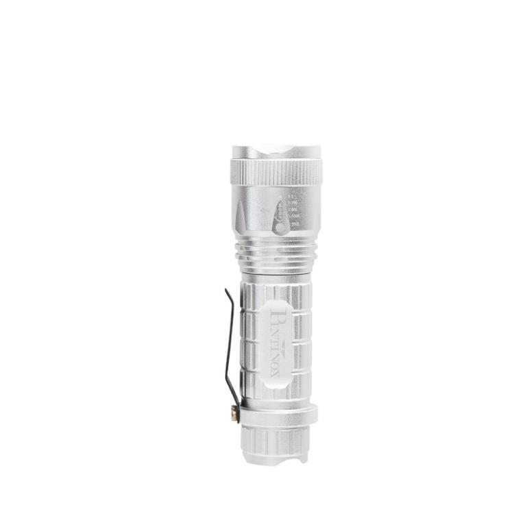 Kompaktna aluminijasta LED-svetilka srebrne barve s sponko za pripenjanje in rebrastim ohišjem.