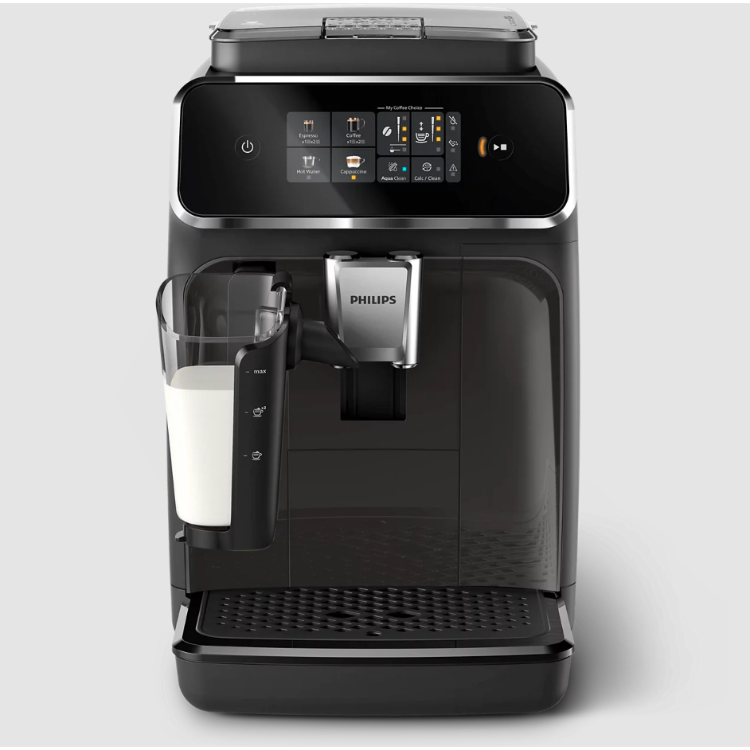 Avtomatski kavni aparat Philips LatteGo z mlečnim sistemom, digitalnim upravljanjem in skodelico latte macchiata pod izlivom.