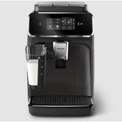 Avtomatski kavni aparat Philips LatteGo z mlečnim sistemom, digitalnim upravljanjem in skodelico latte macchiata pod izlivom.