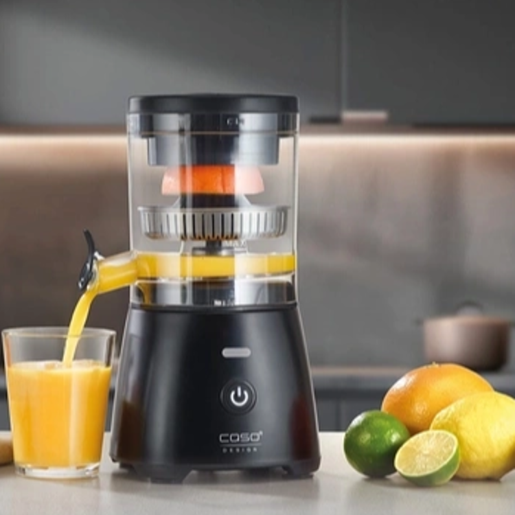 Sokovnik za citruse CASO Design z avtomatskim sistemom stiskanja, tihim delovanjem in elegantnim črnim ohišjem omogoča hitro pripravo svežih sokov iz pomaranč, limon, limet in grenivk.