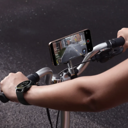 Xiaomi Watch S5 46 med kolesarjenjem prikazuje športne podatke in se povezuje s pametnim telefonom.