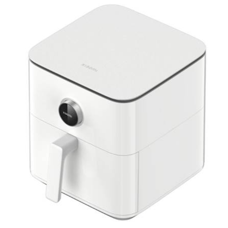 Xiaomi cvrtnik na vroč zrak v beli barvi, prikazan pod kotom z zaobljenim ohišjem in digitalnim upravljalnim gumbom.