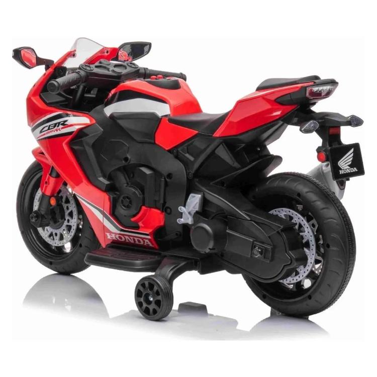 Otroški električni motor Honda CBR rdeče barve, zadnji del pod kotom