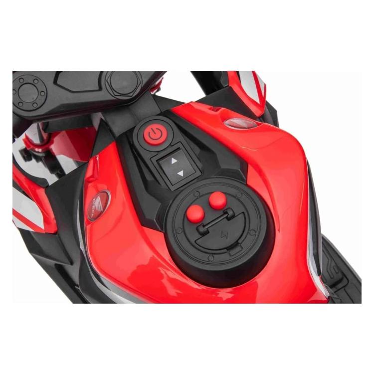 Detajl krmilnega dela z gumbi in stikali na rezervoarju motorja