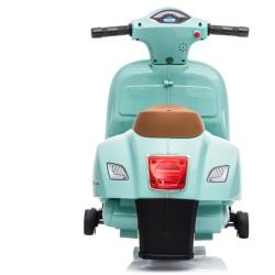 Otroški skuter v pastelno zeleni barvi z rdečo zadnjo lučjo, pogled od zadaj