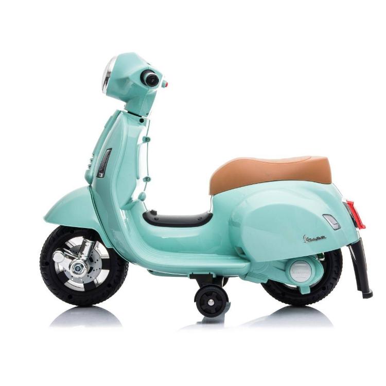 Otroški skuter v pastelno zeleni barvi z rjavim sedežem, stranski pogled
