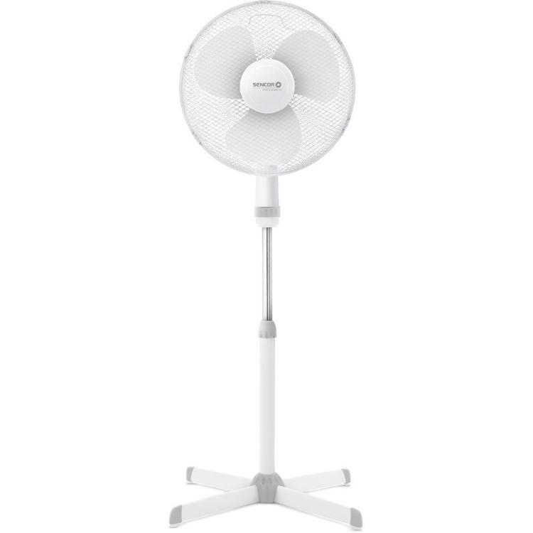 Stoječi ventilator Sencor v beli barvi z nastavljivo višino, okroglo zaščitno mrežo in križnim podstavkom, sprednji pogled.