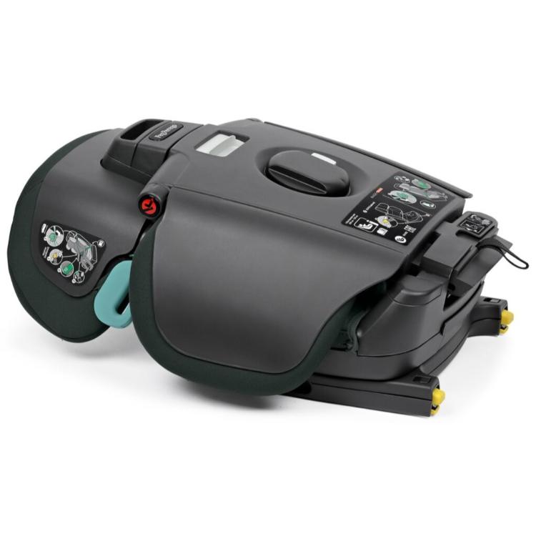 Otroški avtosedež v zloženem položaju, črno ohišje z vidnimi nalepkami in ročajem