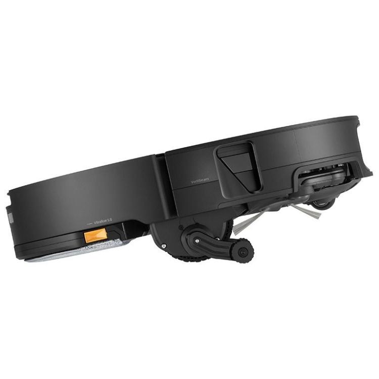 Robotski sesalnik Roborock s funkcijo VertiBeam, prikazan s strani med premagovanjem pragov in ovir.