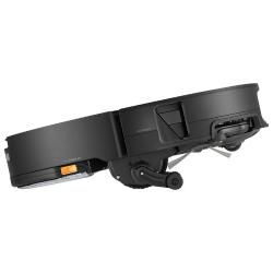 Robotski sesalnik Roborock s funkcijo VertiBeam, prikazan s strani med premagovanjem pragov in ovir.