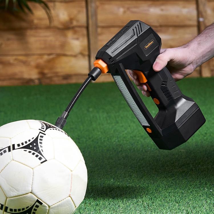 VonHaus prenosni polnilec v uporabi pri polnjenju žoge.