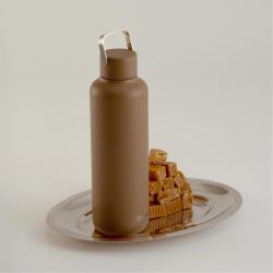 Steklenica za vodo Equa v bež barvi na krožniku s karamelami